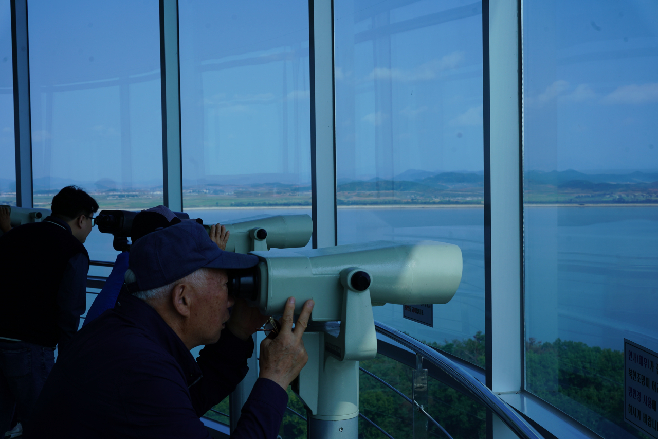 Visitors view North Korea through lenses at Ganghwa Peace Observatory in Ganghwa-gun, Incheon, Oct. 11. (Lee Si-jin/The Korea Herald)