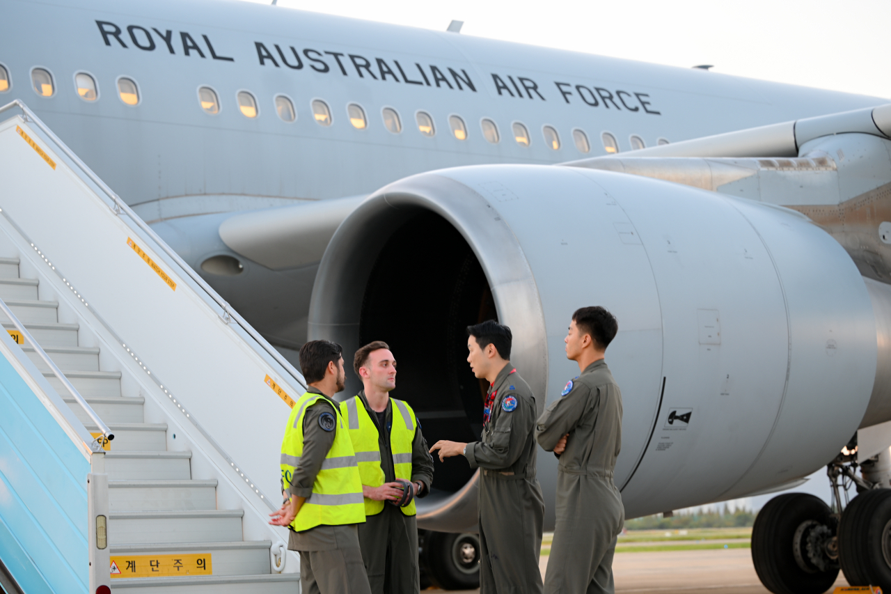 South Korean and Australian air force pilots talk in front of an Australian KC-30A multirole tanker transport aircraft deployed to an air base in Busan, some 320 kilometers southeast of Seoul, in this undated photo provided by the South Korean Air Force on Thursday. (Yonhap)