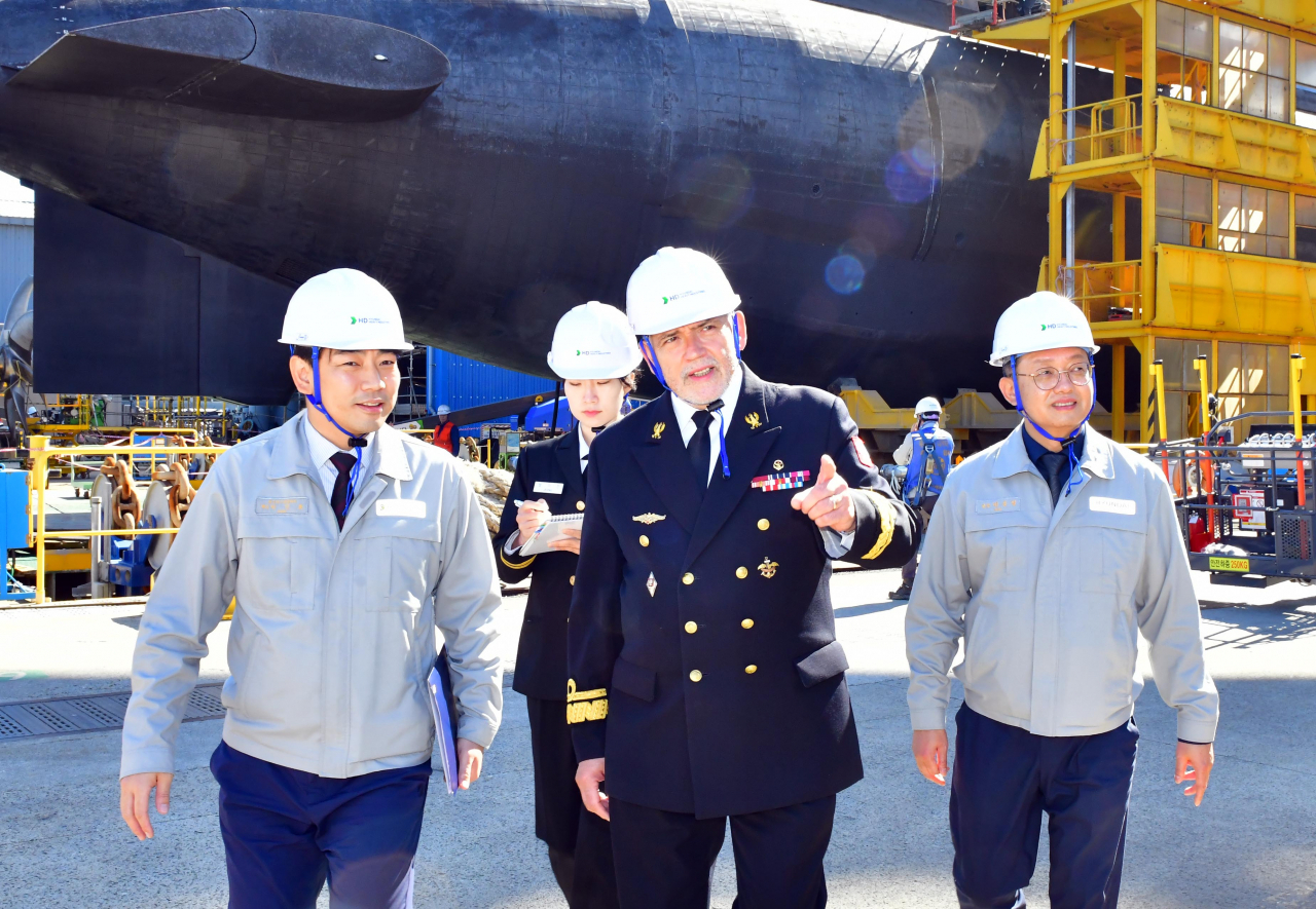 Tomasz Szubrycht (center), commandant of the Polish Naval Academy, visits HD Hyundai Heavy Industries’ Ulsan shipyard on Thursday. (HD Hyundai)