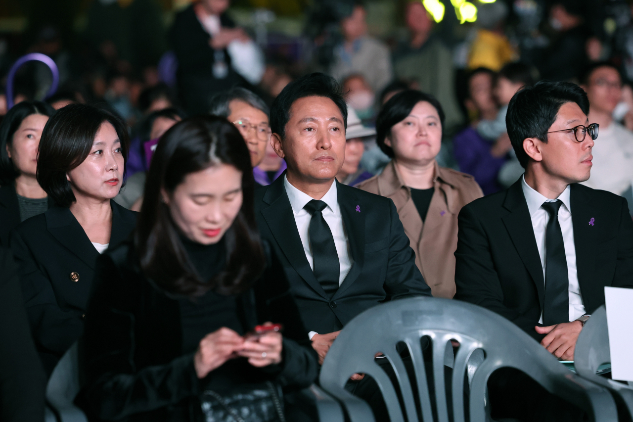 Seoul Mayor Oh Se-hoon (center) attends the memorial marking the second anniversary of the devastating event, held in front of Seoul City Hall on Saturday. (Yonhap)