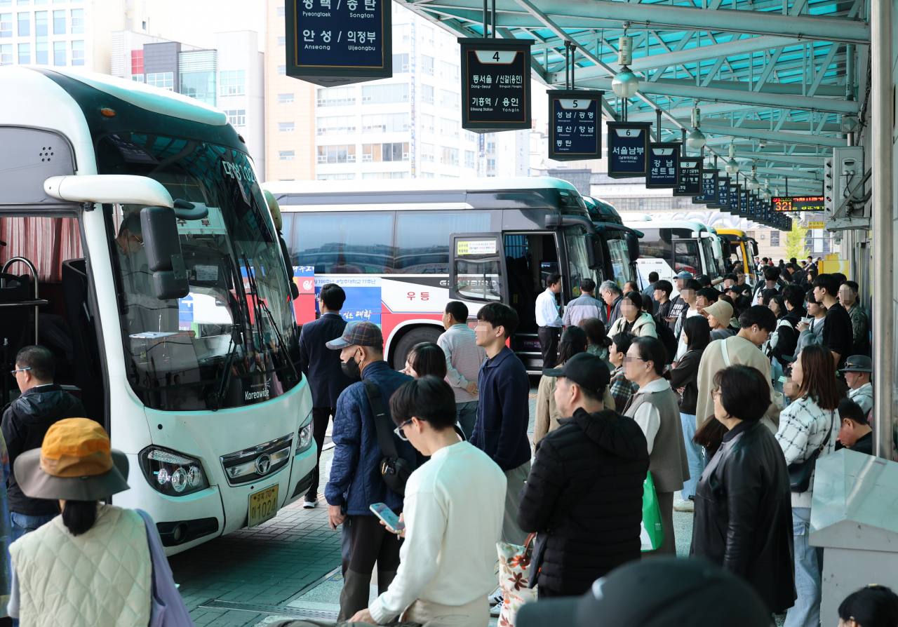 Passengers wait for rides at the Gyeongdong Intercity Bus Terminal in Cheongju, North Chungcheong Province, on Sunday, after a T-money ticketing system malfunction caused delays nationwide. (Yonhap)