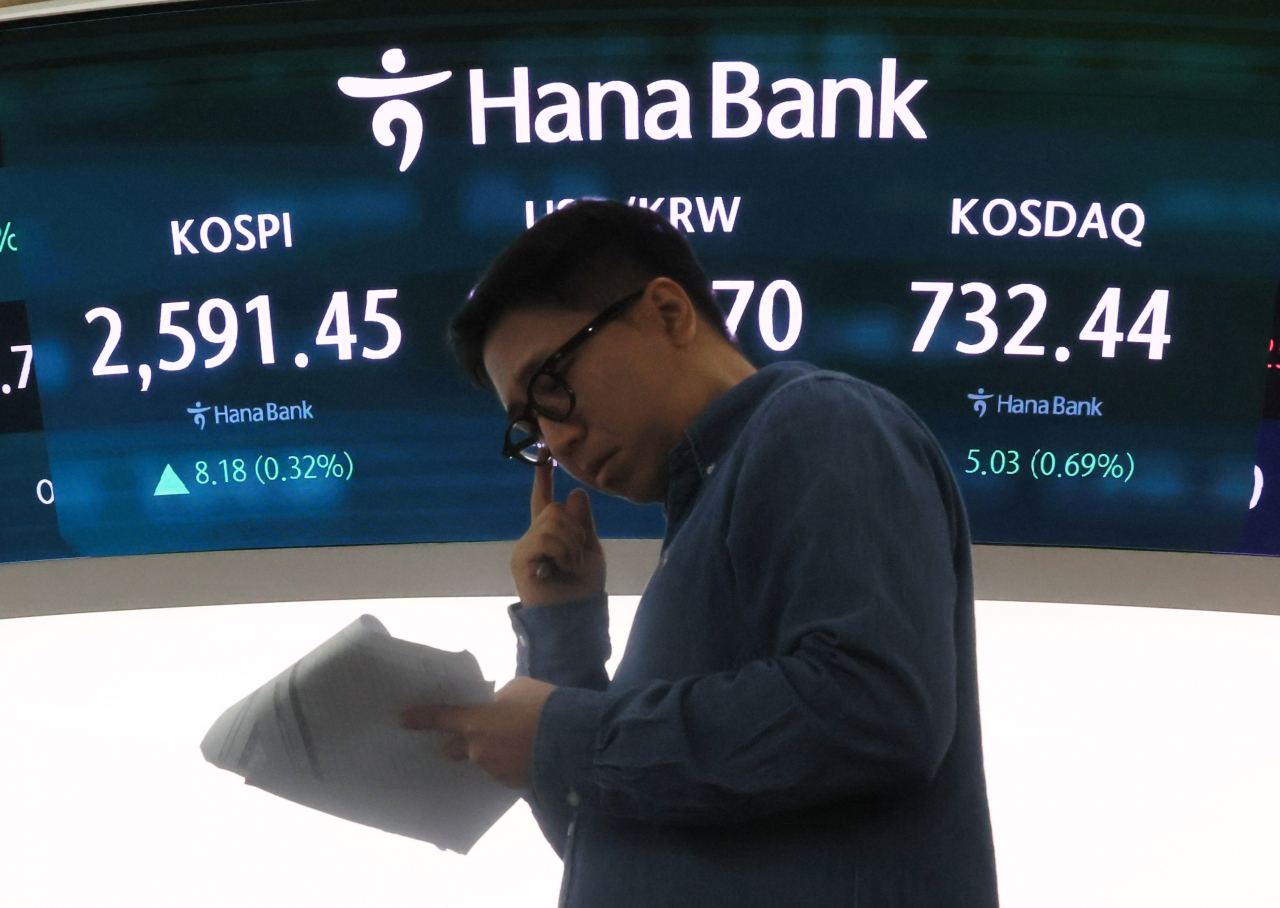 An electronic board showing the Korea Composite Stock Price Index at a dealing room of the Hana Bank headquarters in Seoul on Monday. (Yonhap)