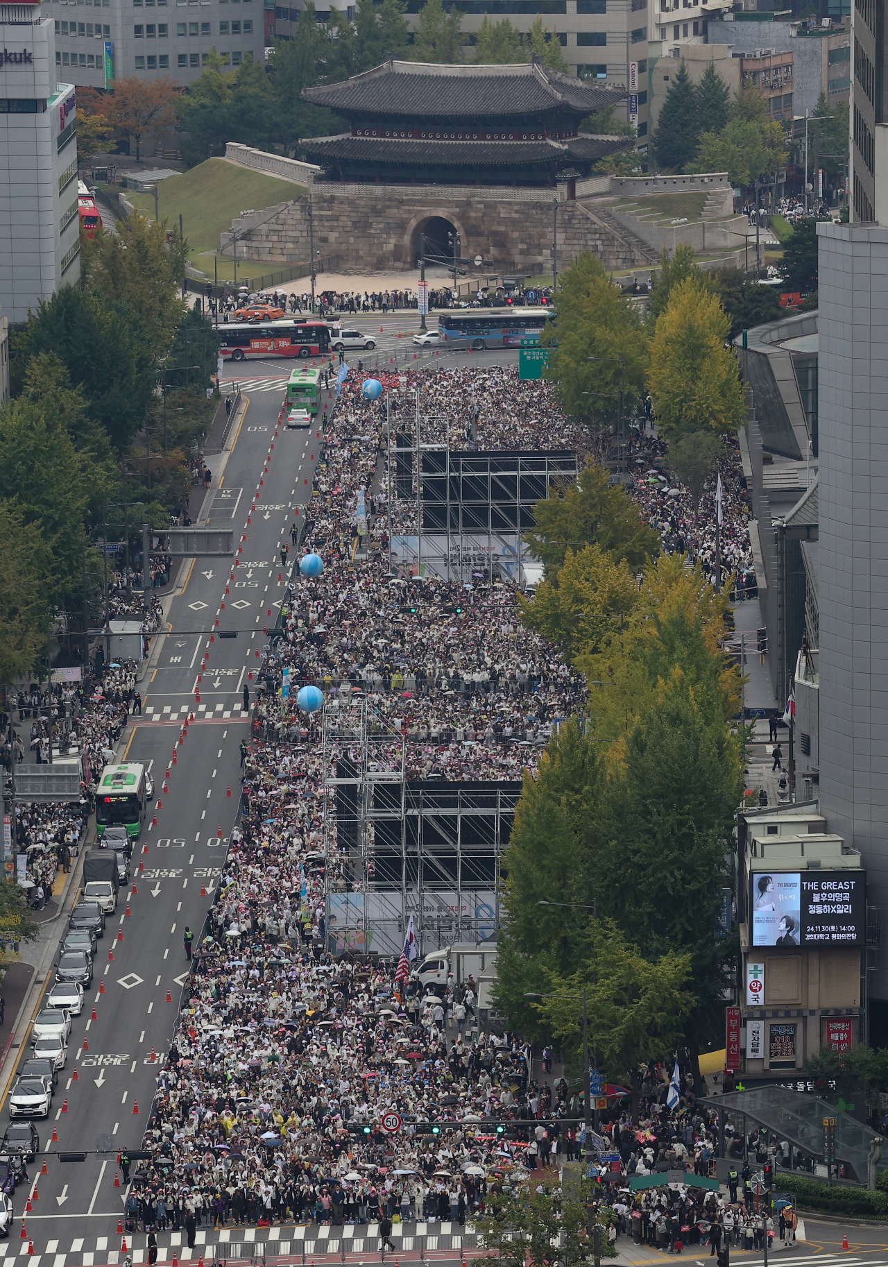 Attendees gather to protest against legislation of an antidiscrimination ordinance and legalization of same-sex marriage, at Seoul Plaza in central Seoul, Sunday afternoon. (Yonhap)