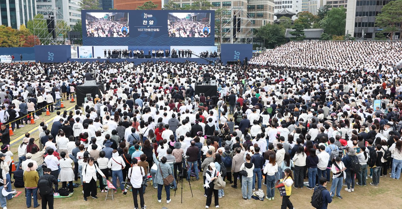 Attendees join a rally against legislation of an antidiscrimination ordinance and legalization of same-sex marriage, at Seoul Plaza in central Seoul, Sunday afternoon. (Yonhap)