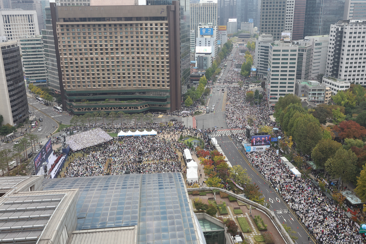 A mass of people rallies against legislation of an antidiscrimination ordinance and legalization of same-sex marriage, at Seoul Plaza in central Seoul, Sunday afternoon. (Yonhap)