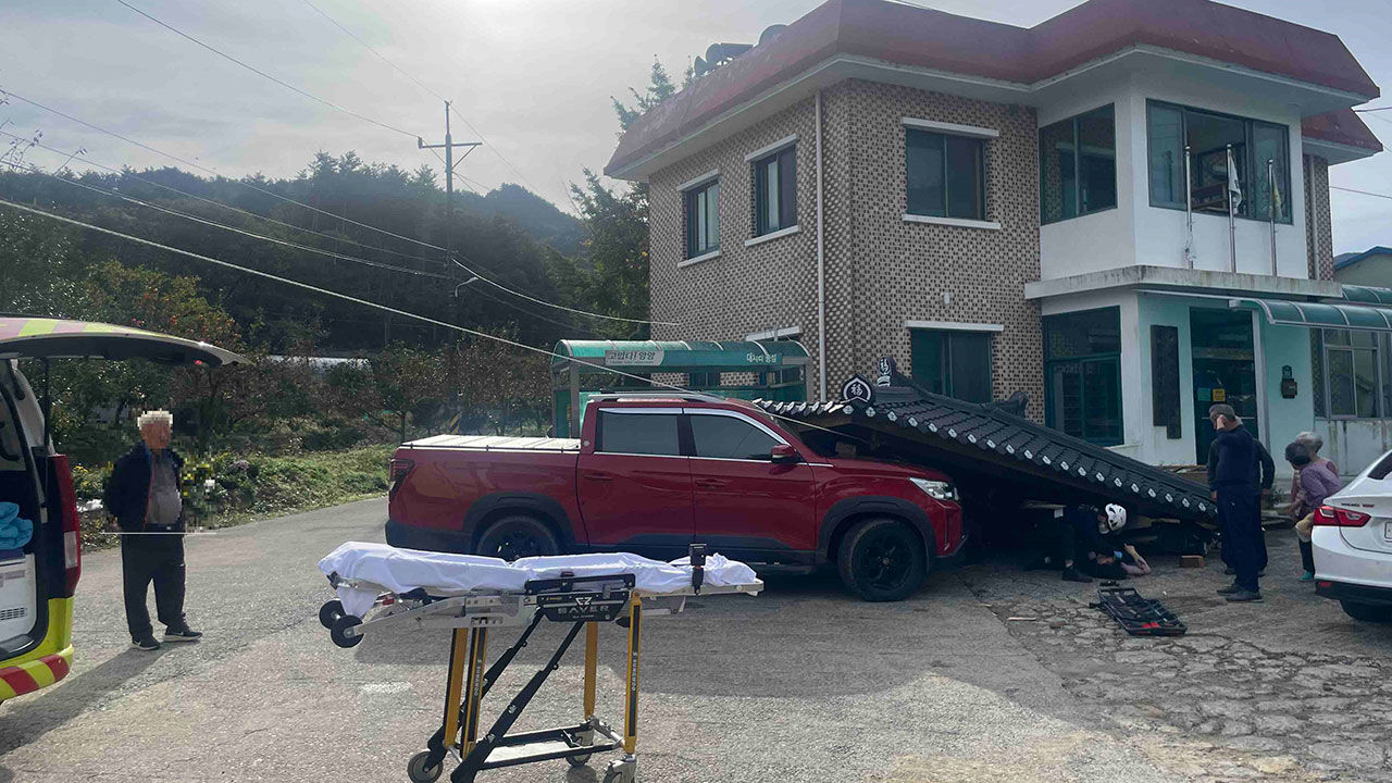 A gazebo lies in ruins in Yangyang, Gangwon Province, with part of it collapsed onto a parked vehicle on Sunday.(Gangwon Fire Headquarters)