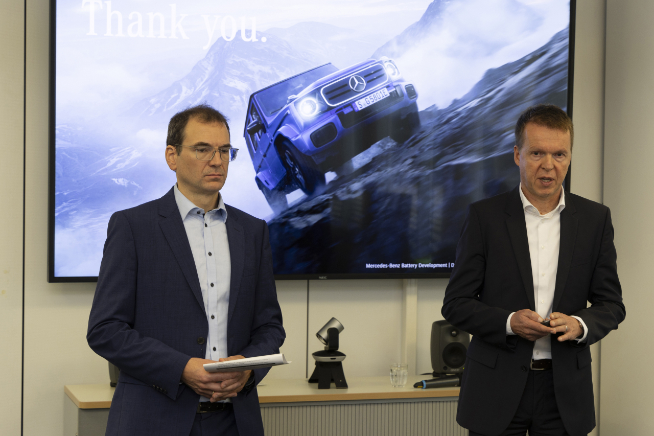 Dr. Uwe Keller (right), Mercedes-Benz's head of battery development, and Dr. Carsten Breckner, head of global powertrain procurement and supplier management, speak to Korean reporters at a media roundtable at the company's Stuttgart headquarters on Oct. 21. (Mercedes-Benz)