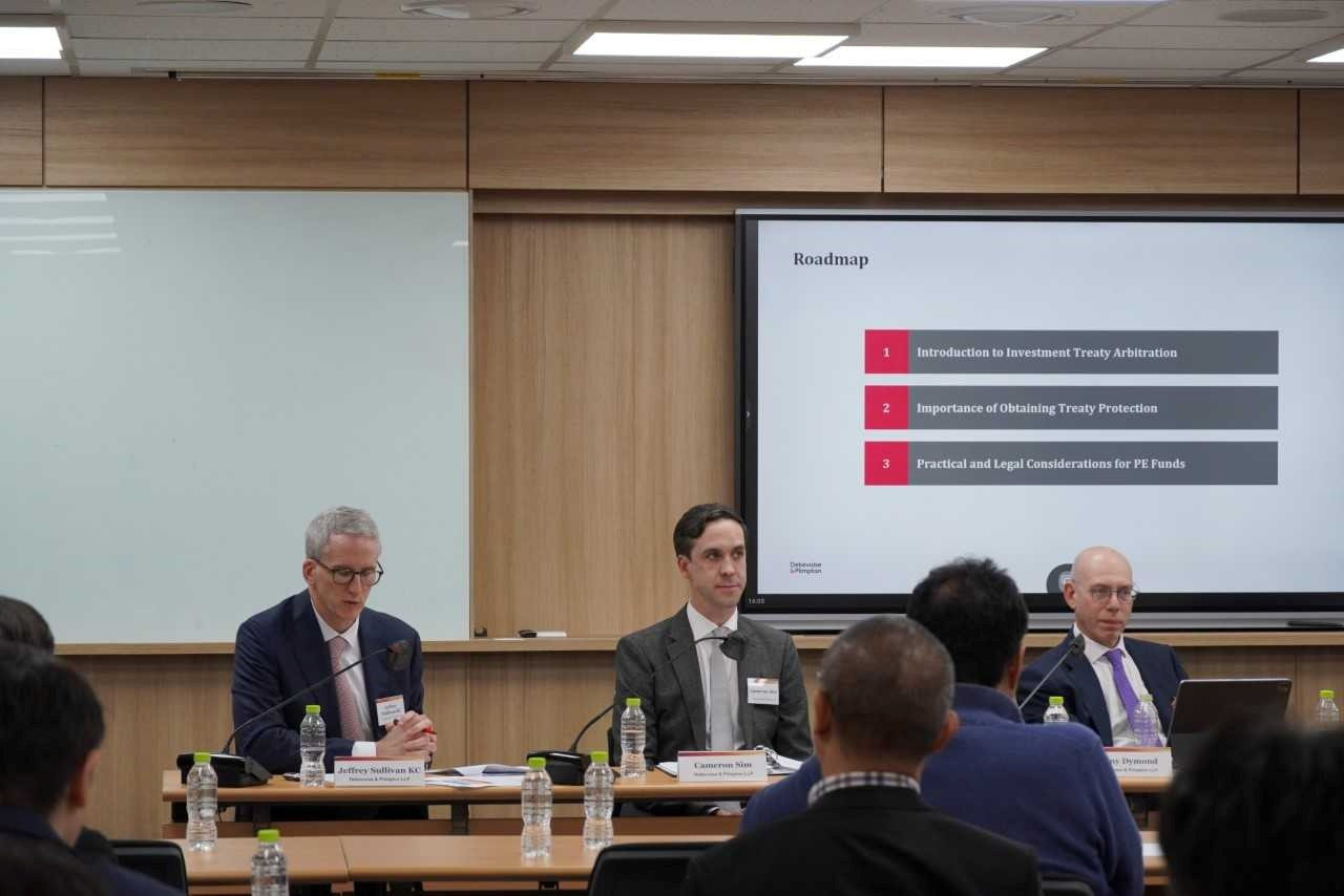 Lawyers discuss arbitrating private equity disputes at a joint seminar hosted by law firms Kim & Chang and Debevoise & Plimpton, held at the Korean Commercial Arbitration Board’s office in southern Seoul on Monday. (Kim & Chang)