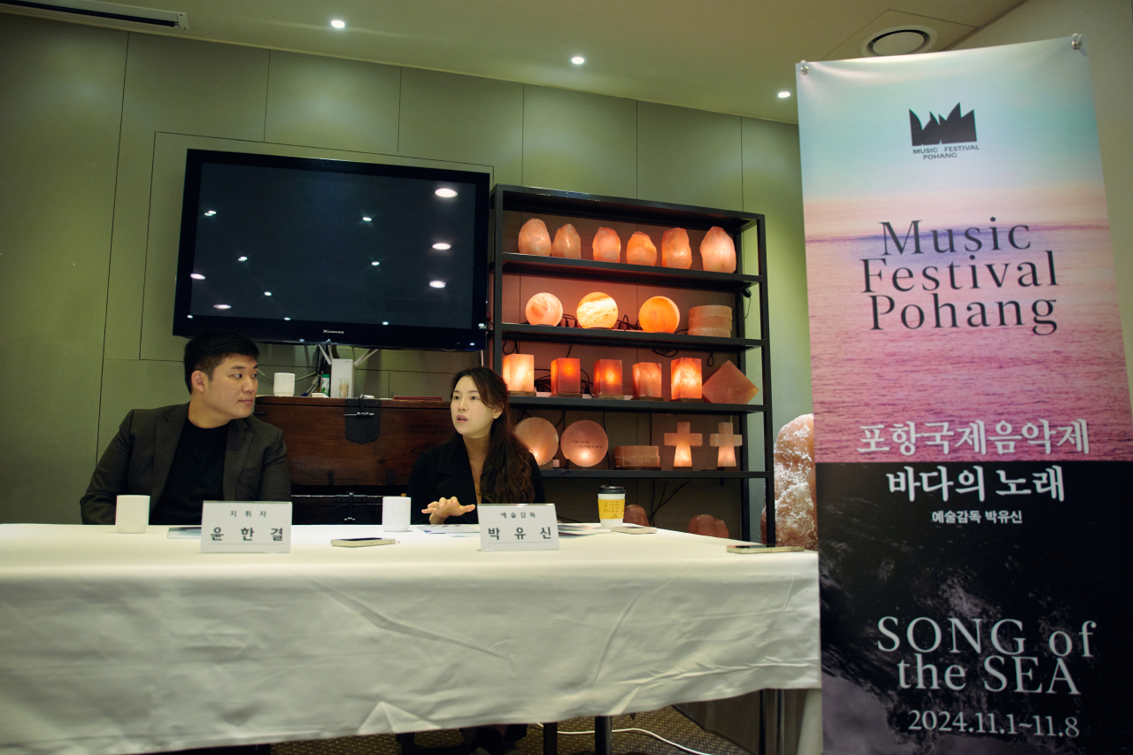 Conductor and composer Yoon Han-kyeol and cellist artistic director Park Yoo-sin talk during a press conference on Monday in central Seoul. (Music Festival Pohang)