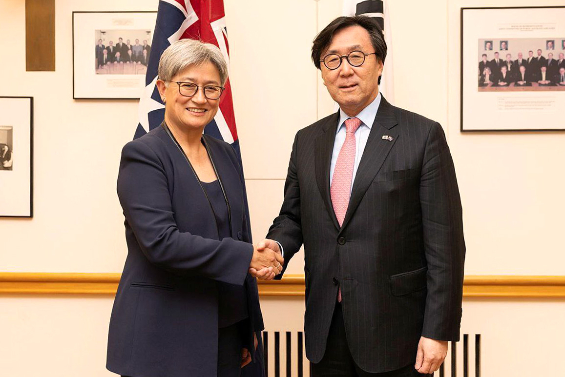 Chang Ho-jin (right), foreign policy adviser to President Yoon Suk Yeol, shakes hands with Australian Foreign Minister Penny Wong during their meeting in Australia, in this photo provided by the presidential office on Tuesday.