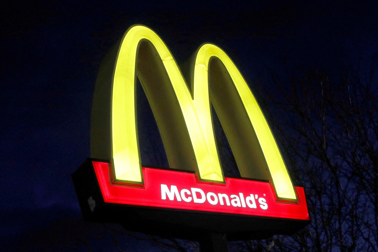 A sign is seen at a McDonald's restaurant in US. (Yonhap-Reuters)