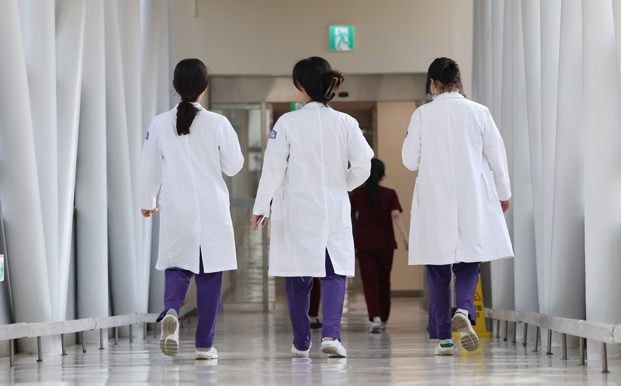 Medical workers at a hospital in Seoul walk down a hallway on Monday. (Yonhap)