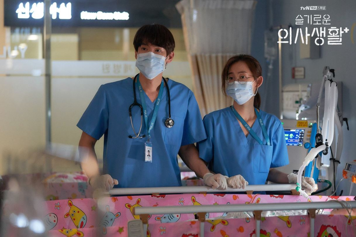 Yoo Yeon-seok, (left) who plays a pediatric surgeon named Ahn Jeong Won, and Shin Hyeon-bin, who plays a fellow in Hepatobiliary and Pancreatic surgery named Jang Gyeo-wool, wait in the children's ward. (tvN)