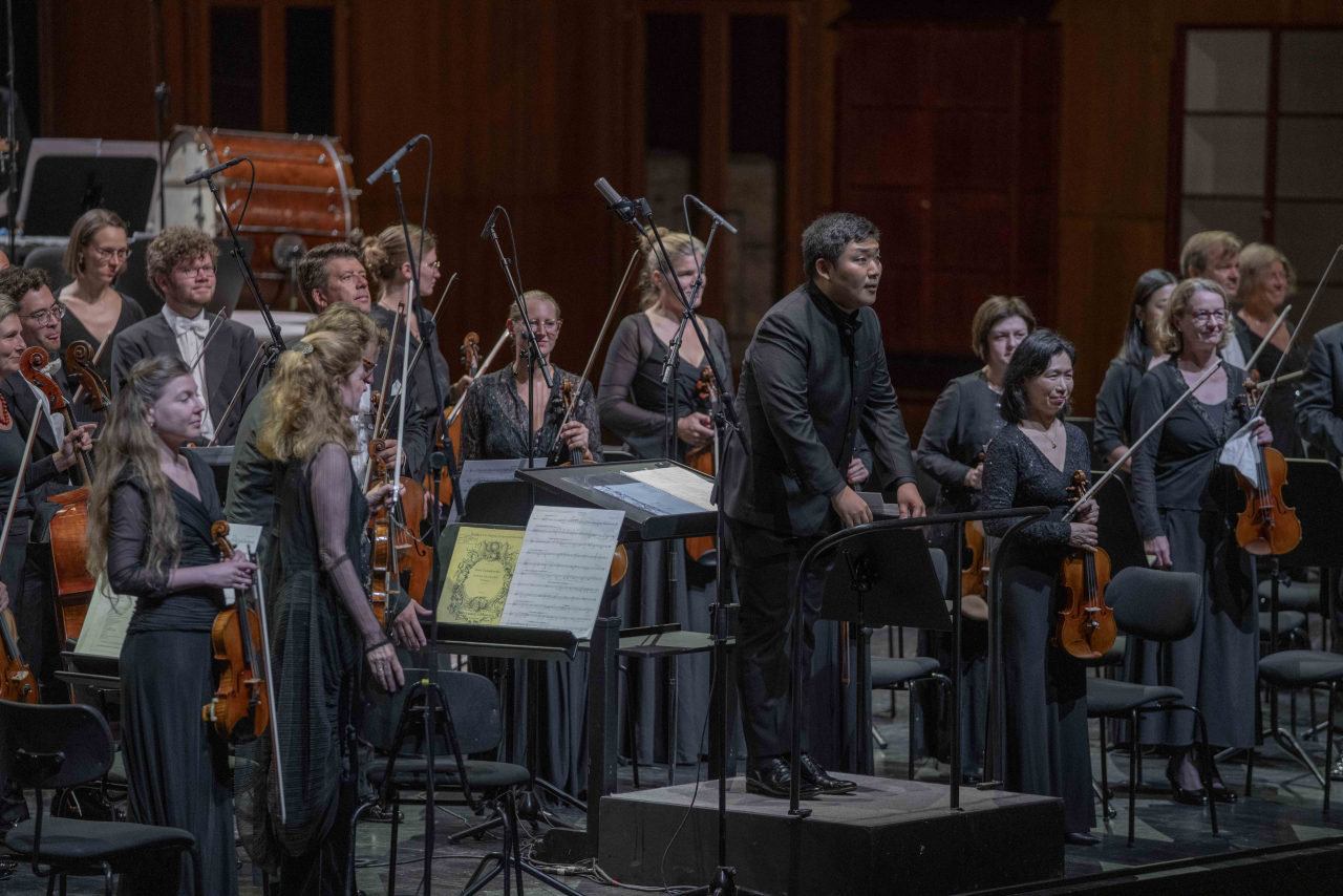 Conductor Yoon Han-kyeol greets the audience with the ORF Radio Symphony Orchestra Vienna on Aug. 10 during the 2024 Salzburg Festival at the Felsenreitschule, Salzburg, Austria. (Salzburg Festival)