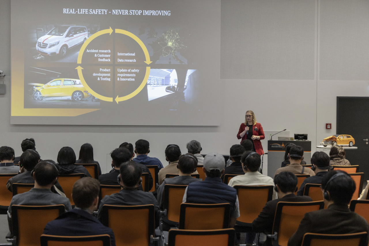 Julia Hinners, a passive safety engineer at Mercedes-Benz’s Vehicle Safety Technology Center, presents to Korean reporters on Mercedes’ comprehensive approach to safety testing. (Mercedes-Benz)