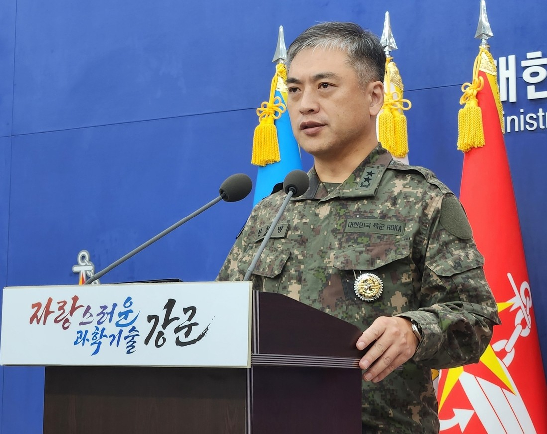 Ahn Chan-myung, head of the Joint Chiefs of Staff's operations division, delivers a warning statement to North Korea at the Ministry of National Defense's headquarters in Yongsan-gu, Seoul, Thursday. (Yonhap)