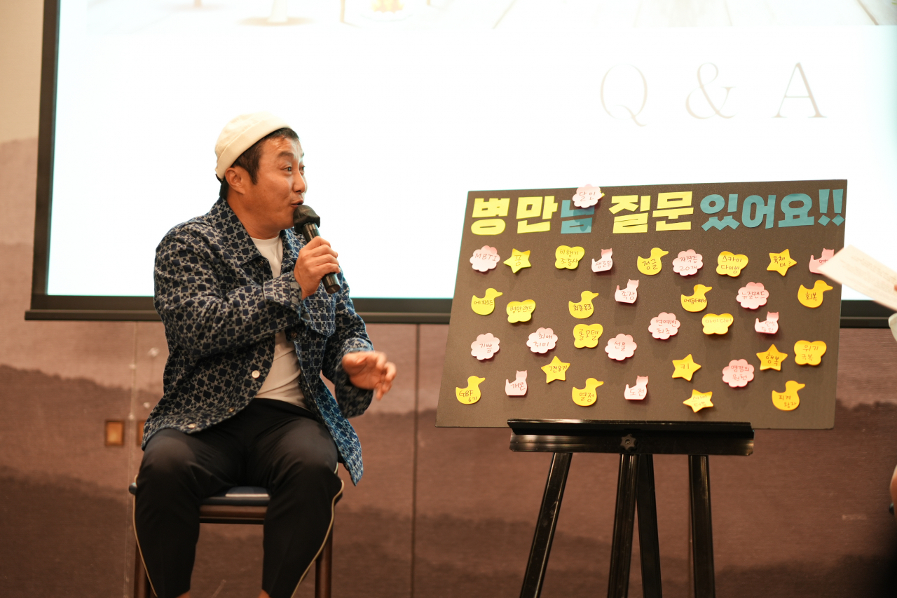 Comedian Kim Byung-man answers questions from his colleagues and participants of the Global Business Forum in Seoul on Wednesday. (The Korea Herald)