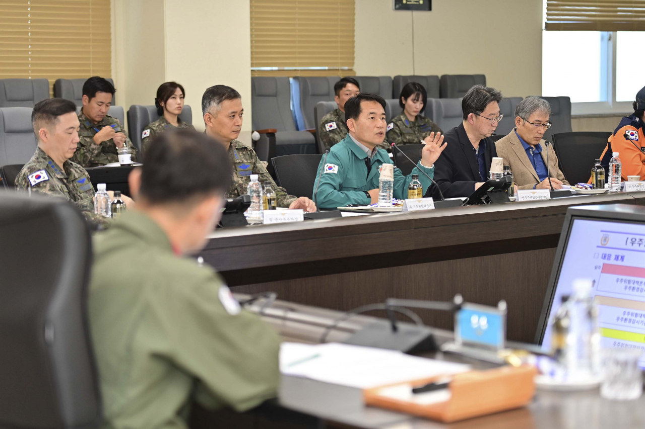 A senior researcher from the Korea Aerospace Administration's Space Hazard Response Division speaks during a joint space hazard field training exercise at the Air Force's 20th Fighter Wing's headquarters in Seosan, South Chungcheong Province, Thursday. (Yonhap)