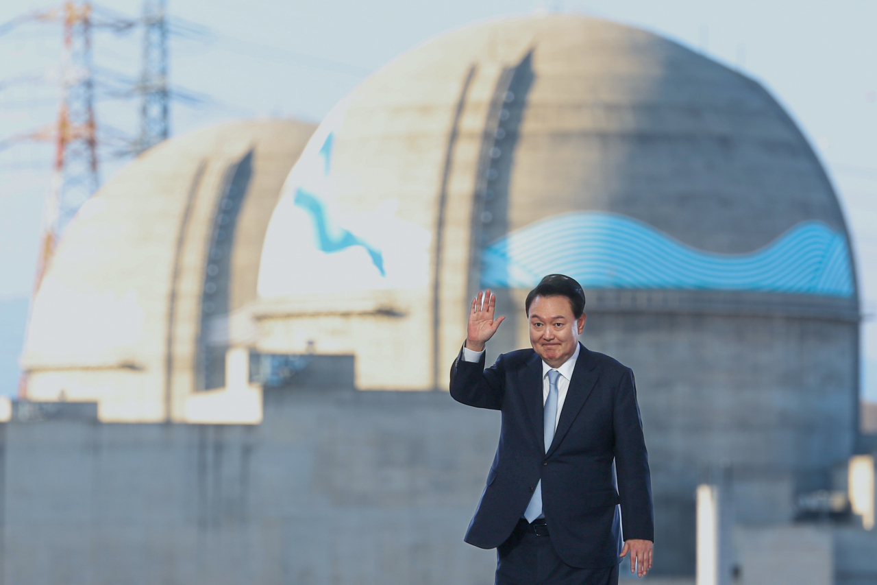 President Yoon Suk Yeol greets attendees after delivering a congratulatory address at the ceremony celebrating the completion of Shin-Hanul 1 and 2 units and the groundbreaking for 3 and 4 units, at Korea Hydro & Nuclear Power’s Hanul Nuclear Power Plant in Uljin, North Gyeongsang Province, on Wednesday. (Yonhap)