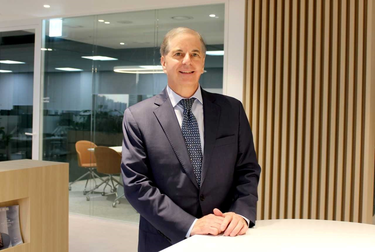 Todd Olson, executive managing director of North Asia at Cushman & Wakefield, poses before an interview with The Korea Herald held at the company’s office in central Seoul, Tuesday. (Cushman & Wakefield Korea)