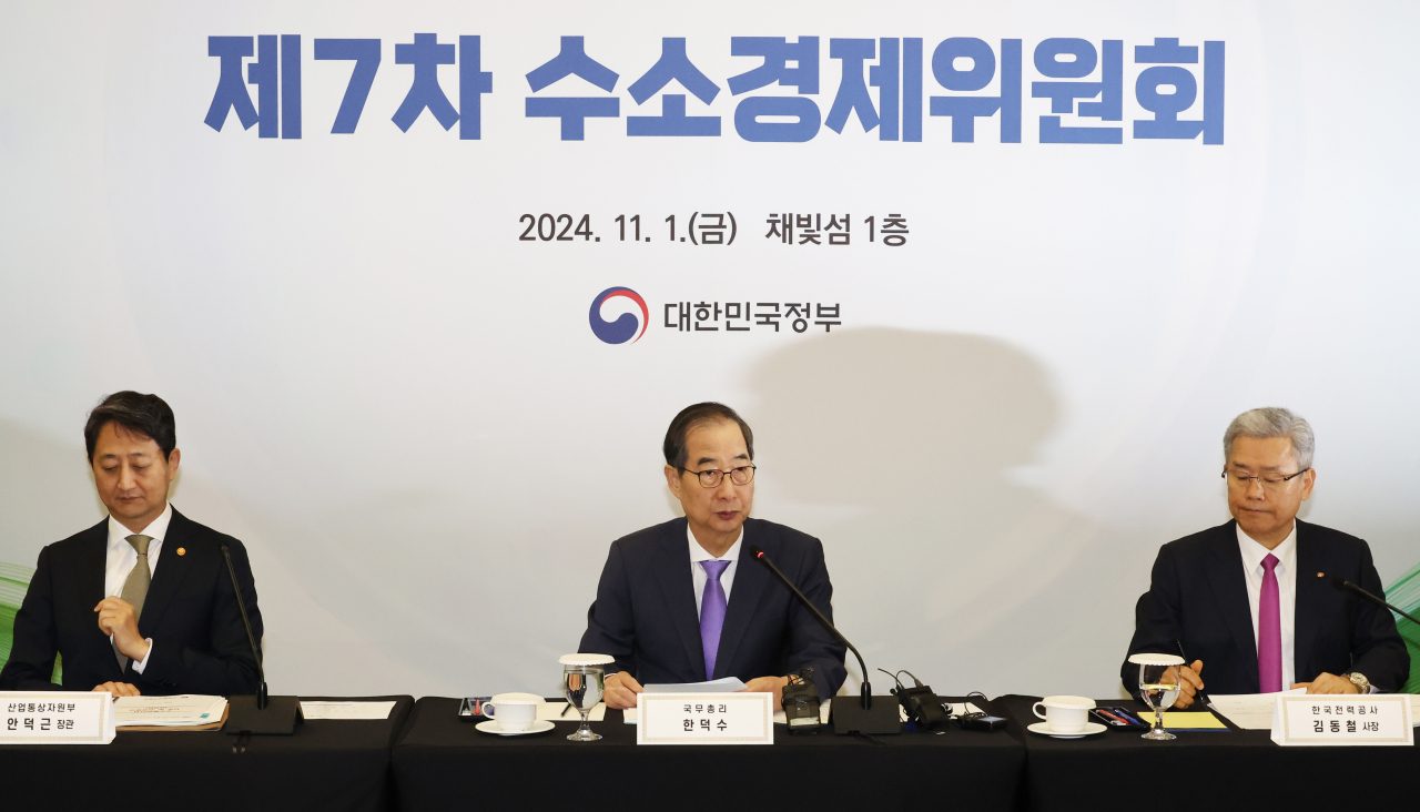 Prime Minister Han Duck-soo (center) speaks during a meeting of the government-led Hydrogen Economy Committee in Seoul on Friday. (Yonhap)