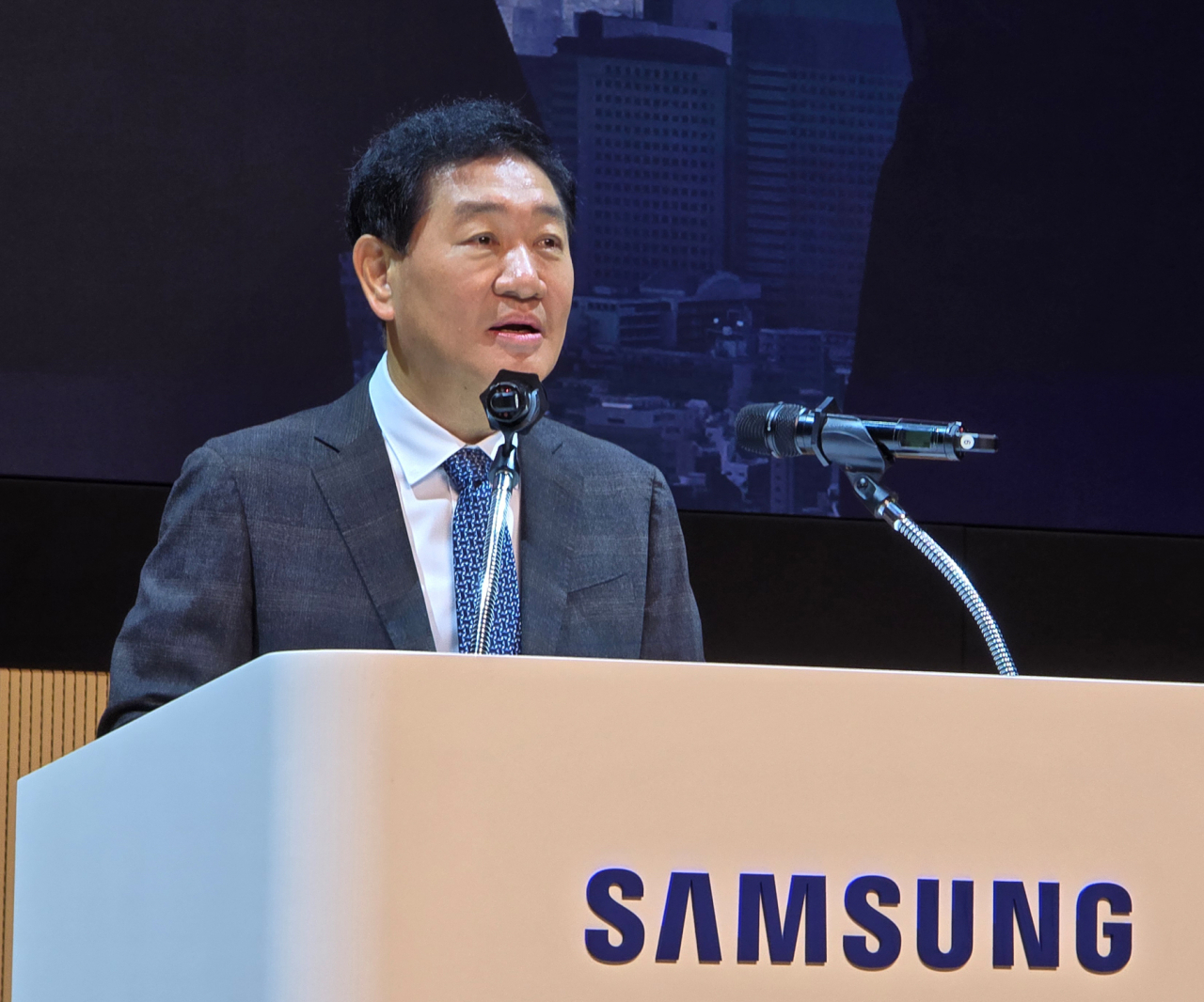 Samsung Electronics Vice Chairman and co-CEO Han Jong-hee delivers a commemorative speech at the tech giant’s 55th anniversary celebration ceremony held in Suwon, Gyeonggi Province, Friday. (Samsung Electronics)