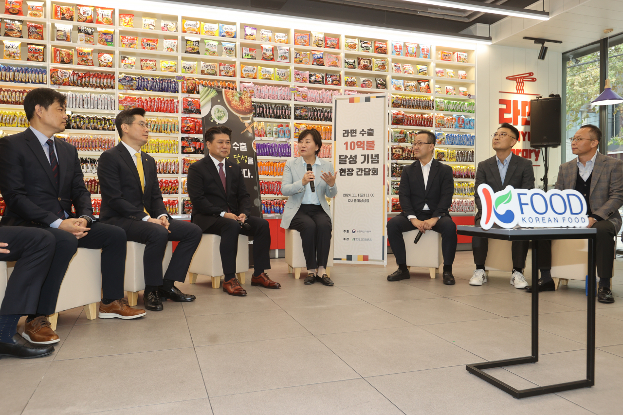 Agriculture Minister Song Mi-ryung (fourth from left) converses with representatives from ramyeon makers at CU Hongdae on Friday. (Yonhap)