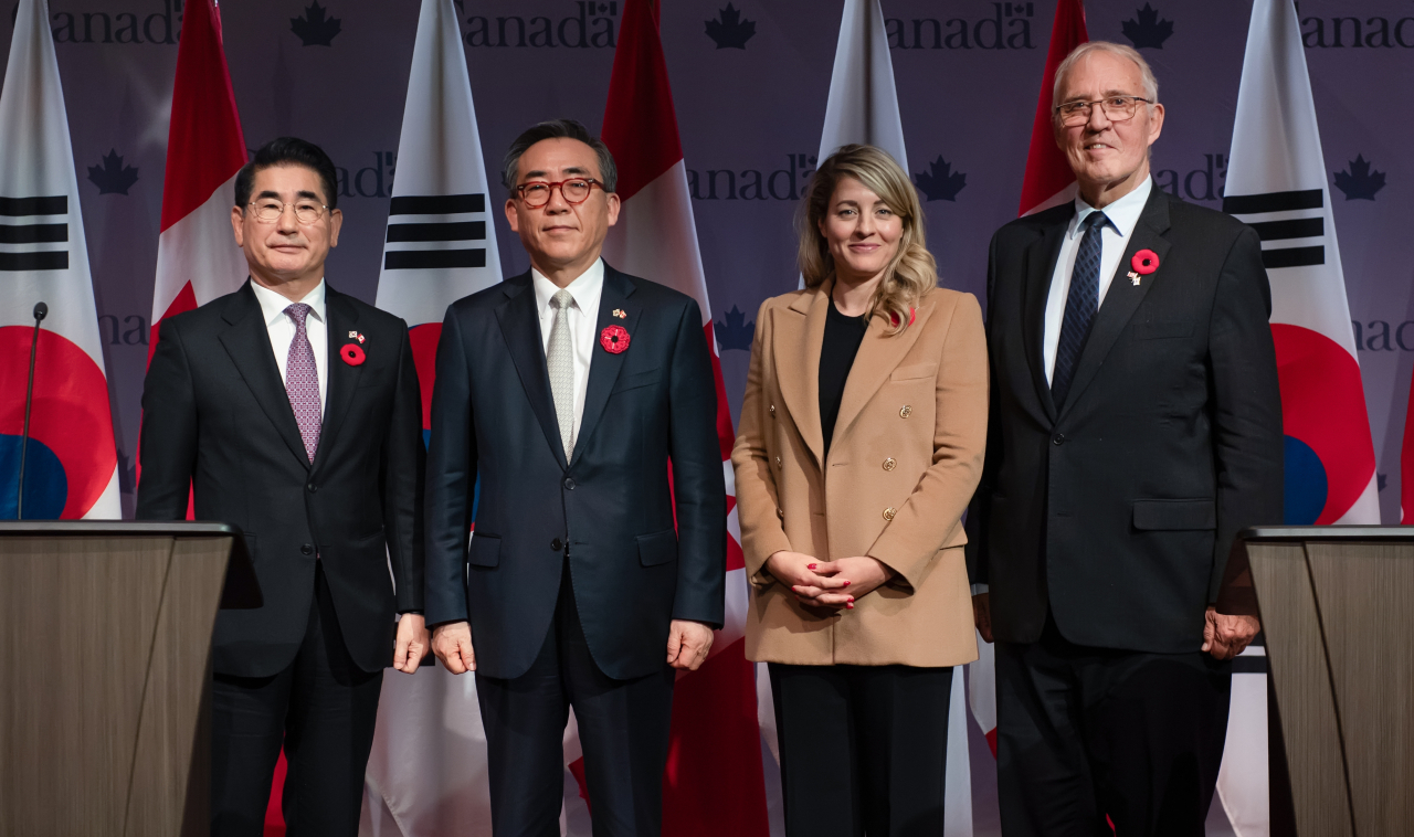 (From left) Minister of National Defense Kim Yong-hyun, Minister of Foreign Affairs Cho Tae-yul, Canadian Foreign Minister Mélanie Joly, and Canadian Defense Minister Bill Blair pose for a commemorative photo at the first Korea-Canada Foreign and Defense (2+2) Ministers' Meeting held in Ottawa, Canada, on the 1st (local time). (Ministry of Foreign Affairs)