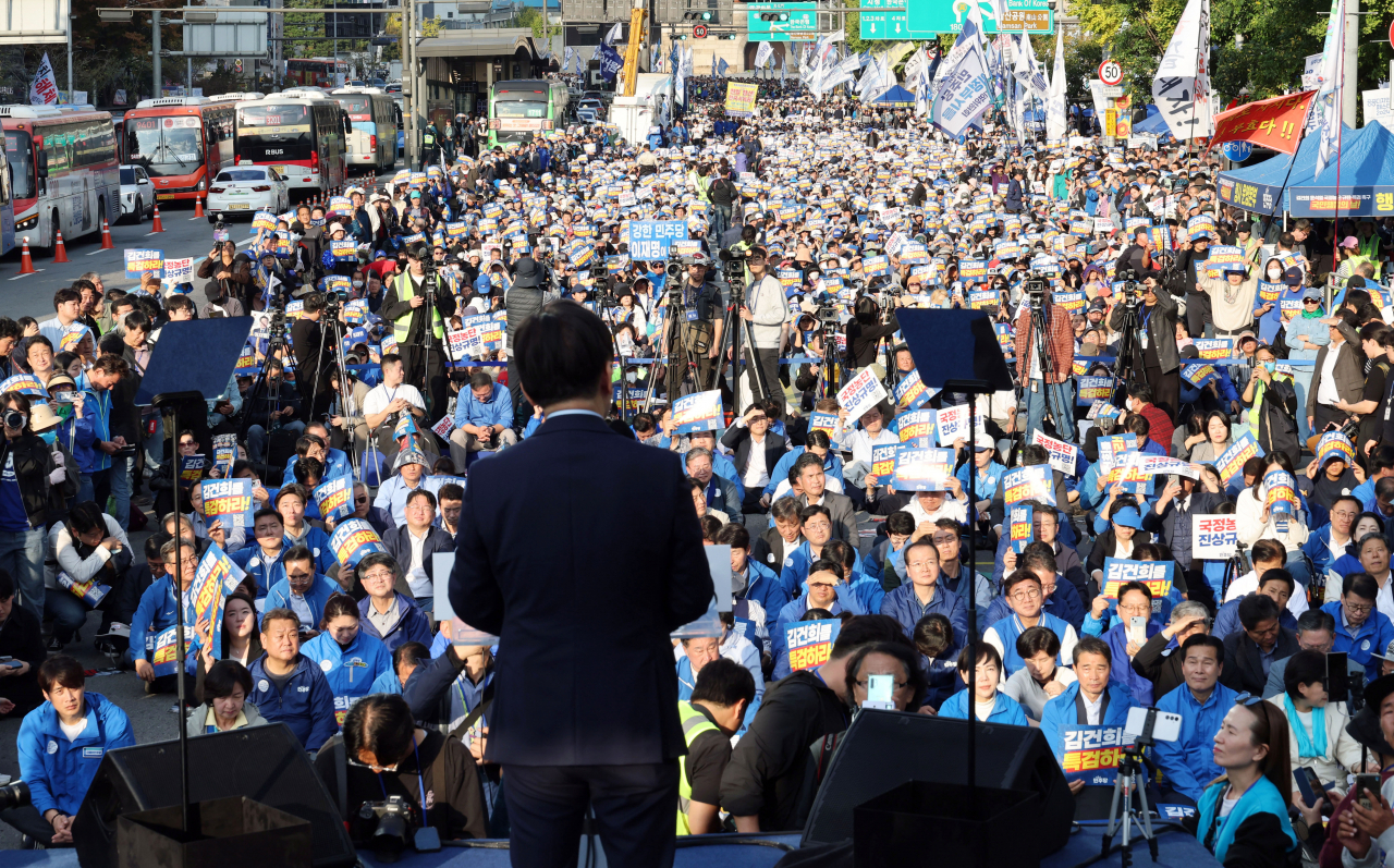 The main opposition Democratic Party leader Lee Jae-myung talks during a street rally in central Seoul on Nov. 2, 2024, urging the Yoon Suk Yeol government to accept a special counsel bill for an investigation into first lady Kim Keon Hee over stock manipulation and other allegations. (Yonhap)