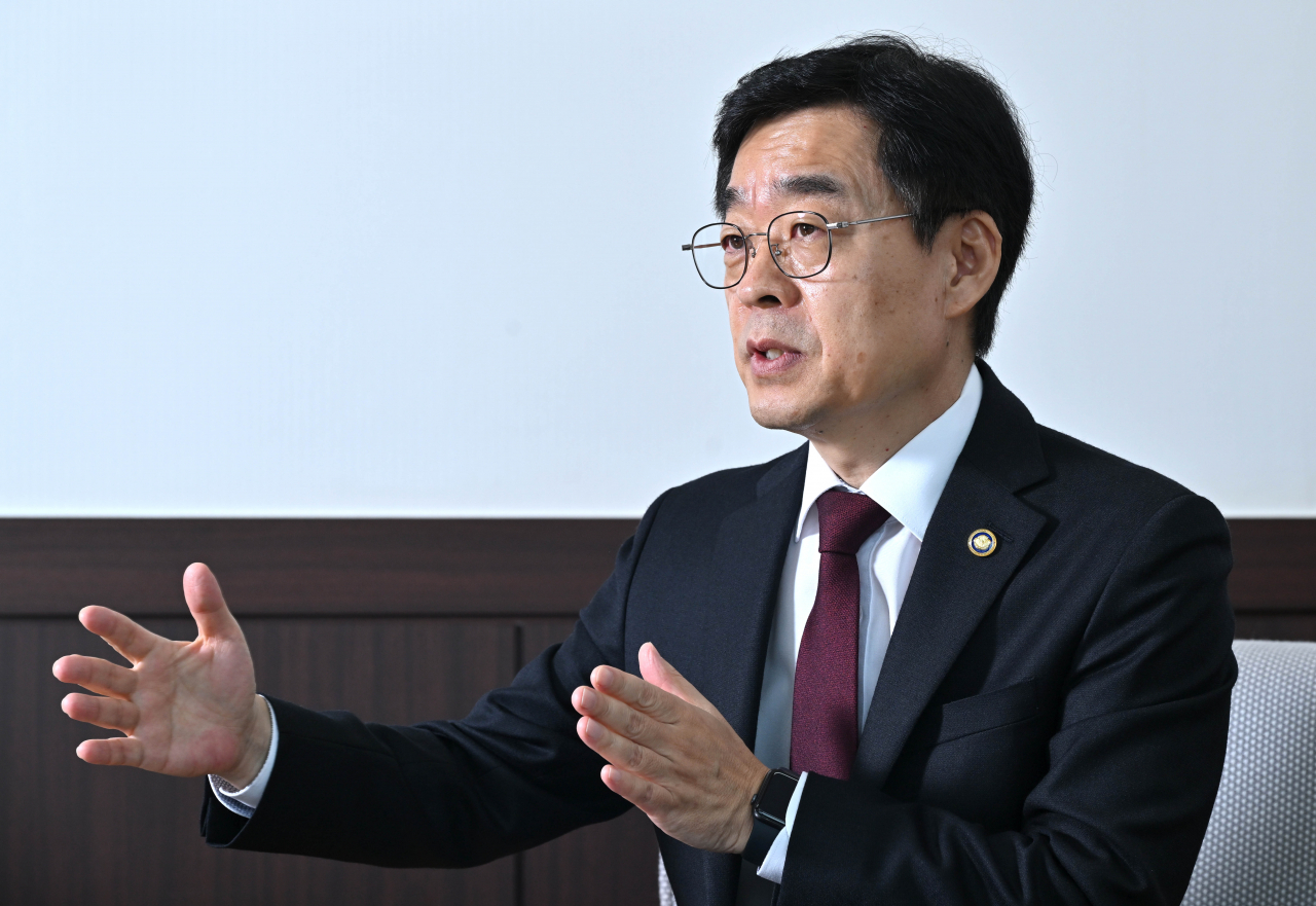 Administrator Chang Dong-eon of the Korea Meteorological Administration speaks during an interview with The Korea Herald at the KMA headquarters in Dongjak-gu, southern Seoul on Oct. 29. (Im Se-jun/The Korea Herald)