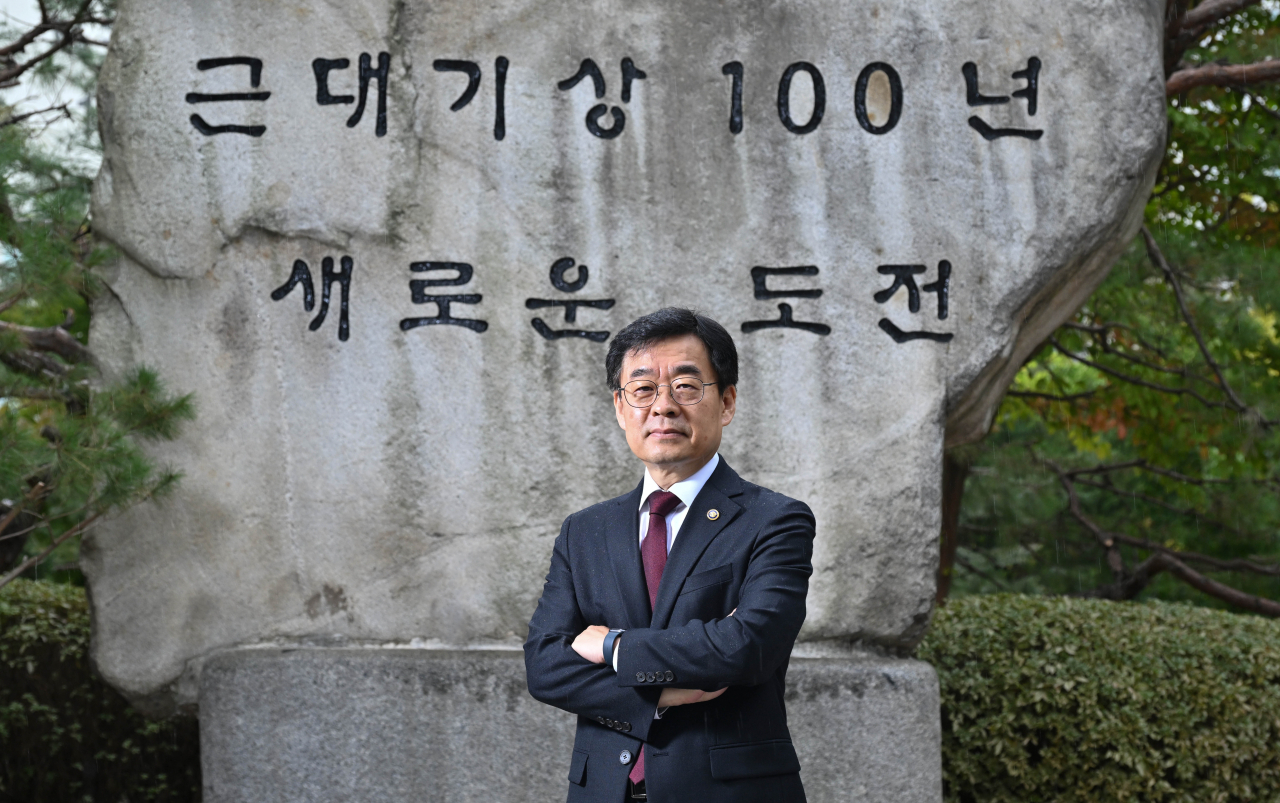 Administrator Chang Dong-eon of the Korea Meteorological Administration poses during an interview with The Korea Herald at the KMA headquarters in Dongjak-gu, southern Seoul on Oct. 29. (Im Se-jun/The Korea Herald)