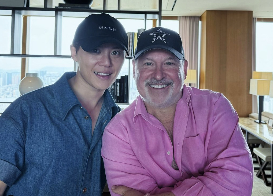 Singer and musical stage actor Kim Jun-su (left) and composer Frank Wildhorn pose for photos in this photo taken earlier this year. (Frank Wildhorn's Instagram)