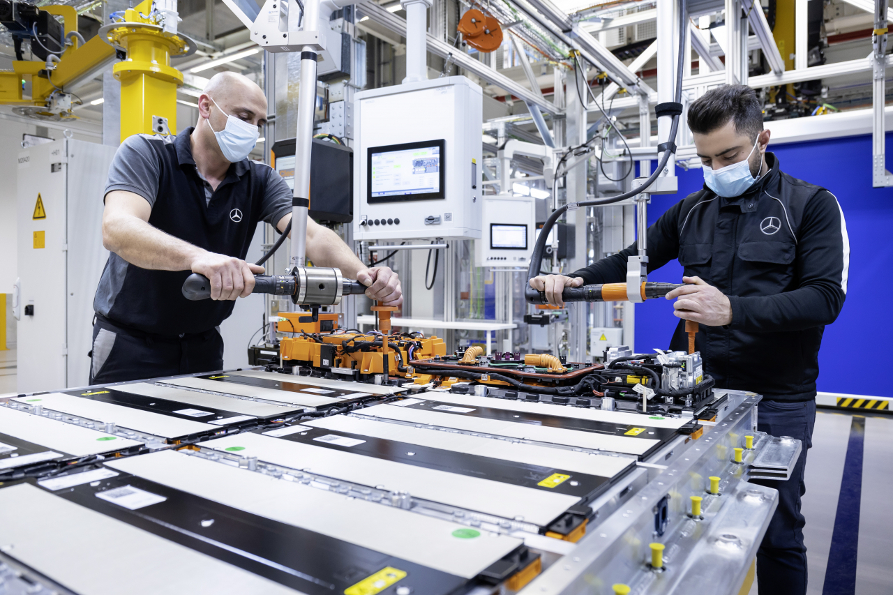 Technicians at Mercedes-Benz’s Hedelfingen facility conduct precision assembly of EQS and EQE EV battery packs. (Mercedes-Benz)