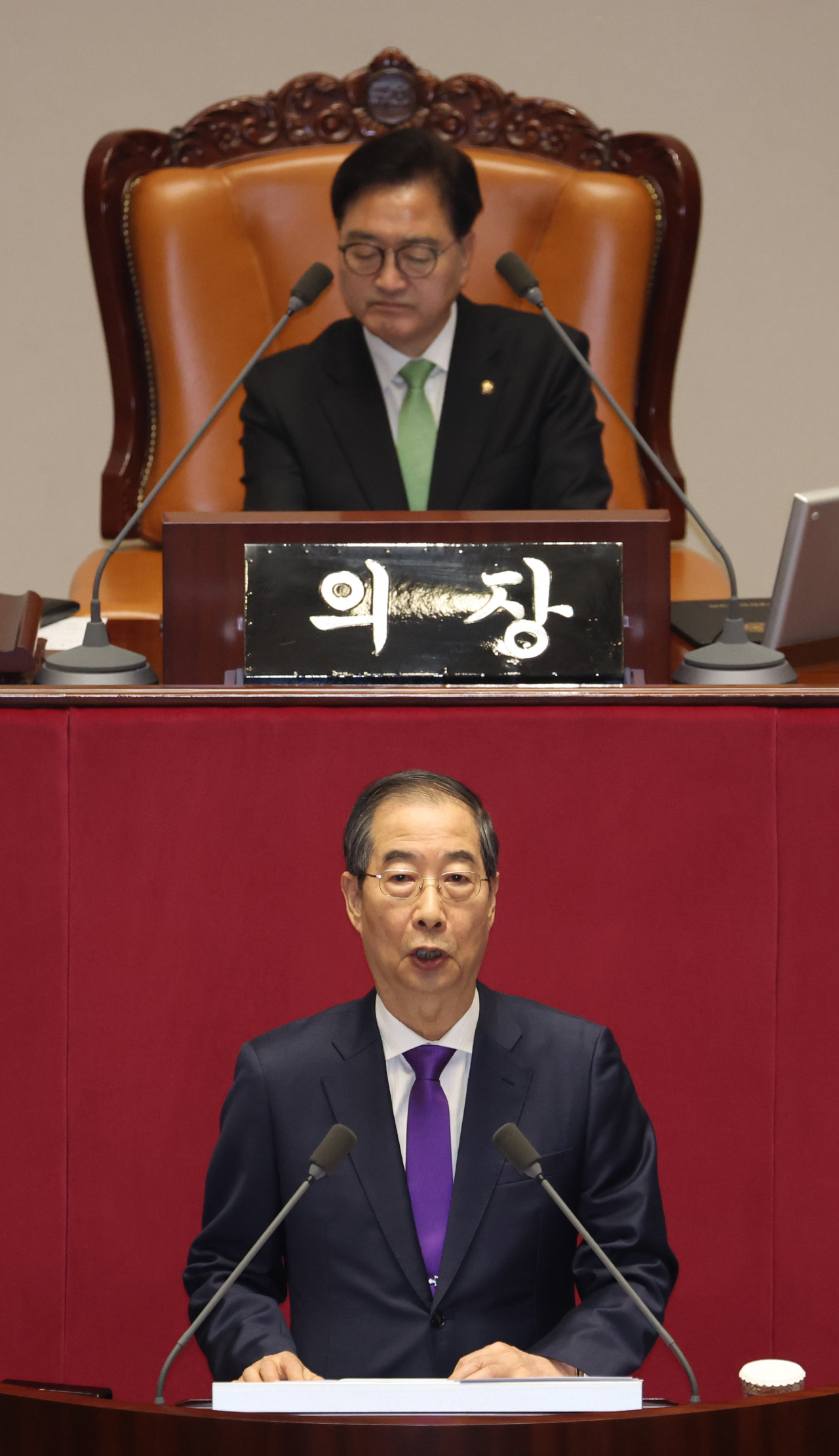 Prime Minister Han Duck-soo (front) delivers President Yoon Suk Yeol's speech for 2025 annual budget proposal in front of National Assembly Speaker Rep. Woo Won-shik at the National Assembly in Seoul on Monday. (Yonhap)