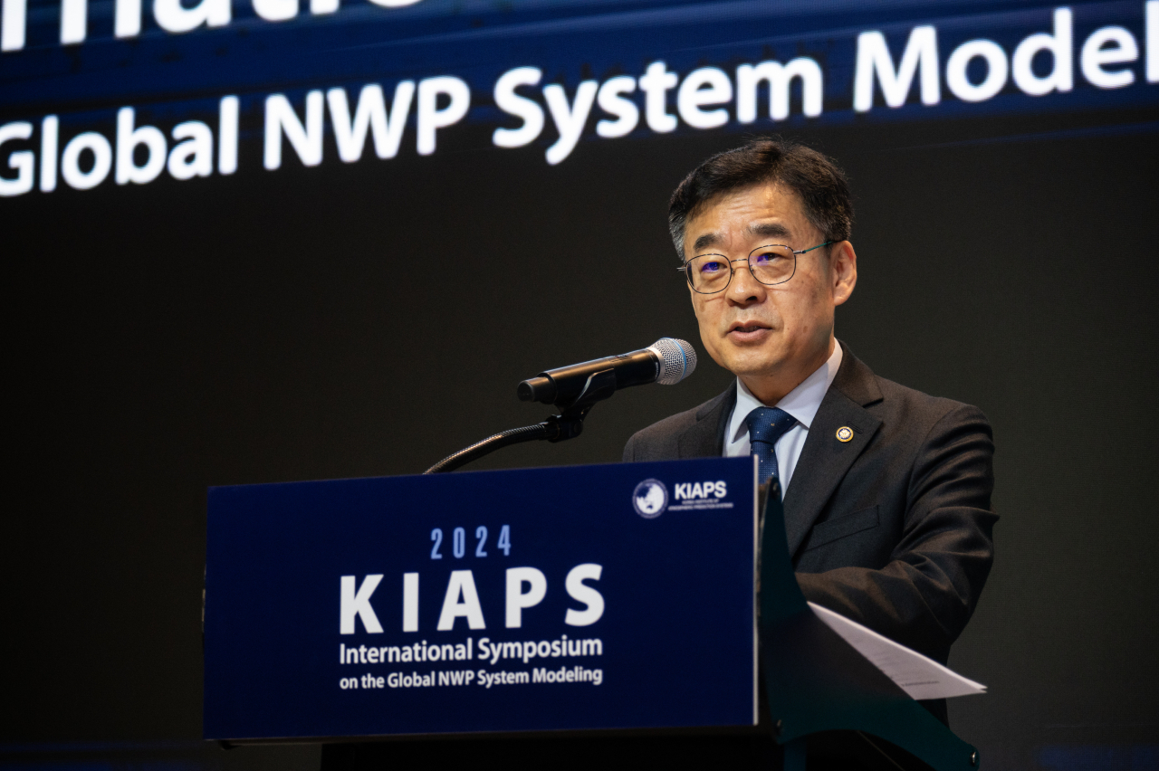 Administrator Chang Dong-eon delivers his welcoming remarks at the 2024 KIAPS International Symposium on the Global NWP System Modeling held at GLAD Hotel in Yeongdeungpo-gu, western Seoul, Monday. (Korea Meteorological Administration)