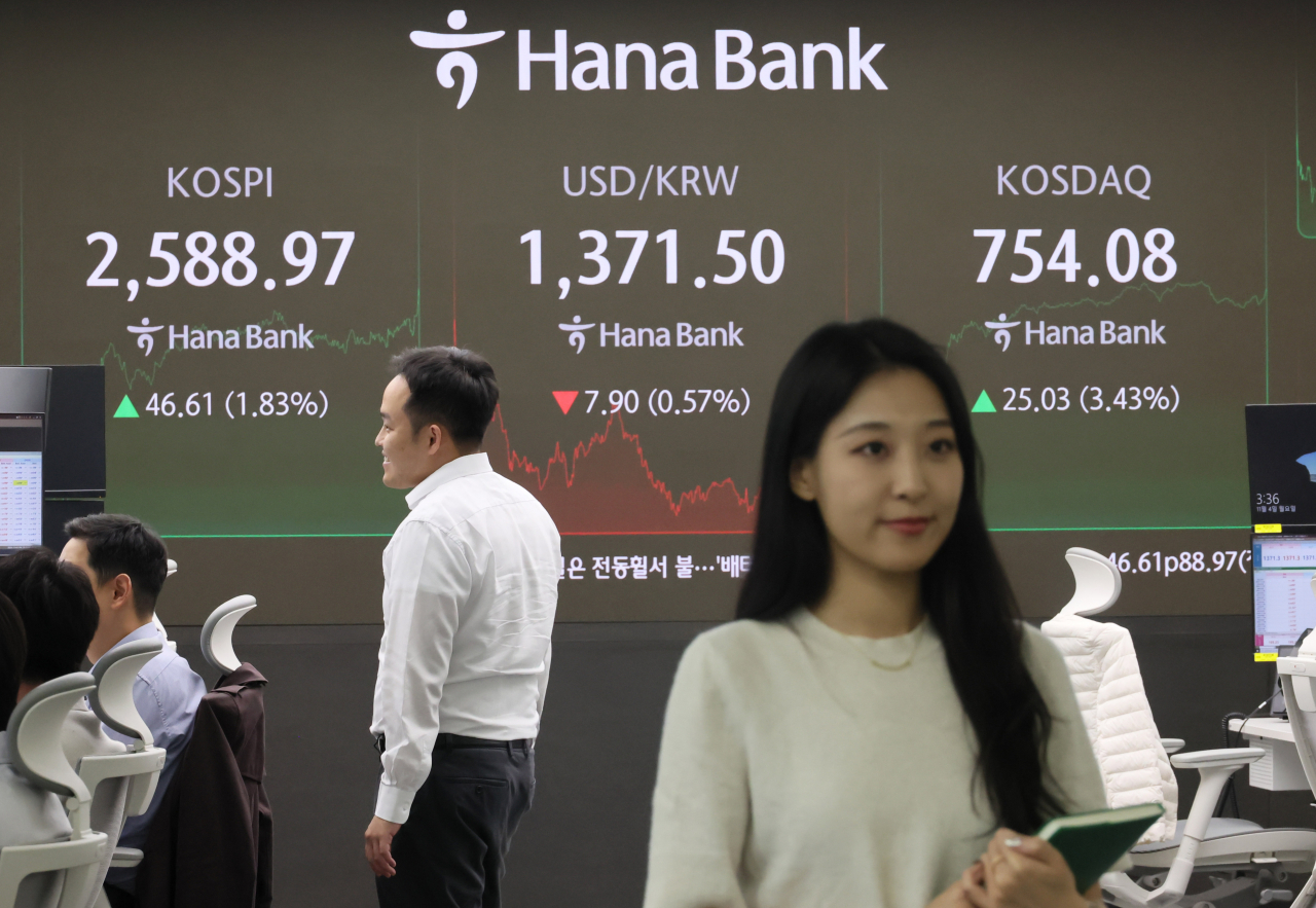 An electronic board showing the Korea Composite Stock Price Index at a dealing room of the Hana Bank headquarters in Seoul on Monday. (Yonhap)