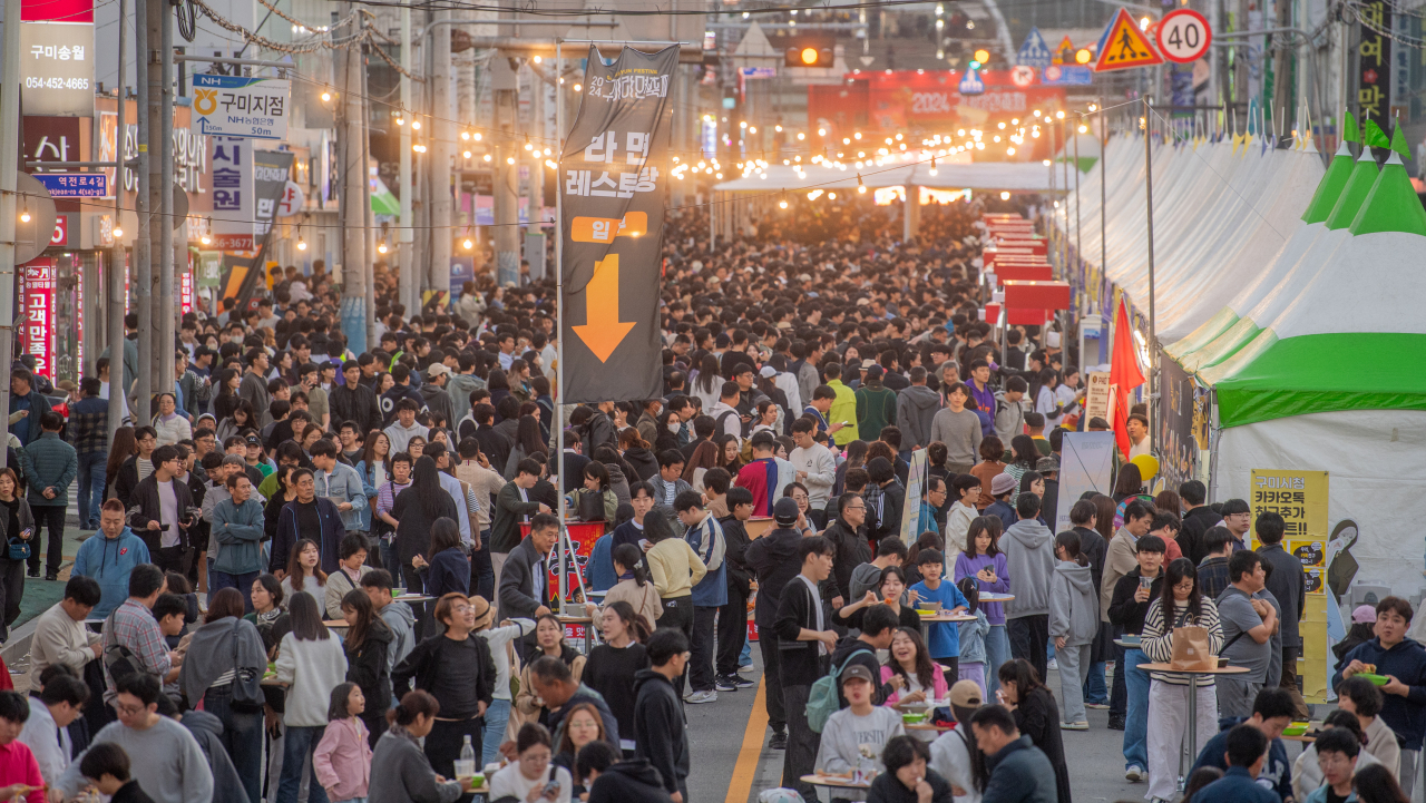 Gumi Ramyun Festival bustles with visitors on Saturday in Gumi, North Gyeongsang Province. (Yonhap)