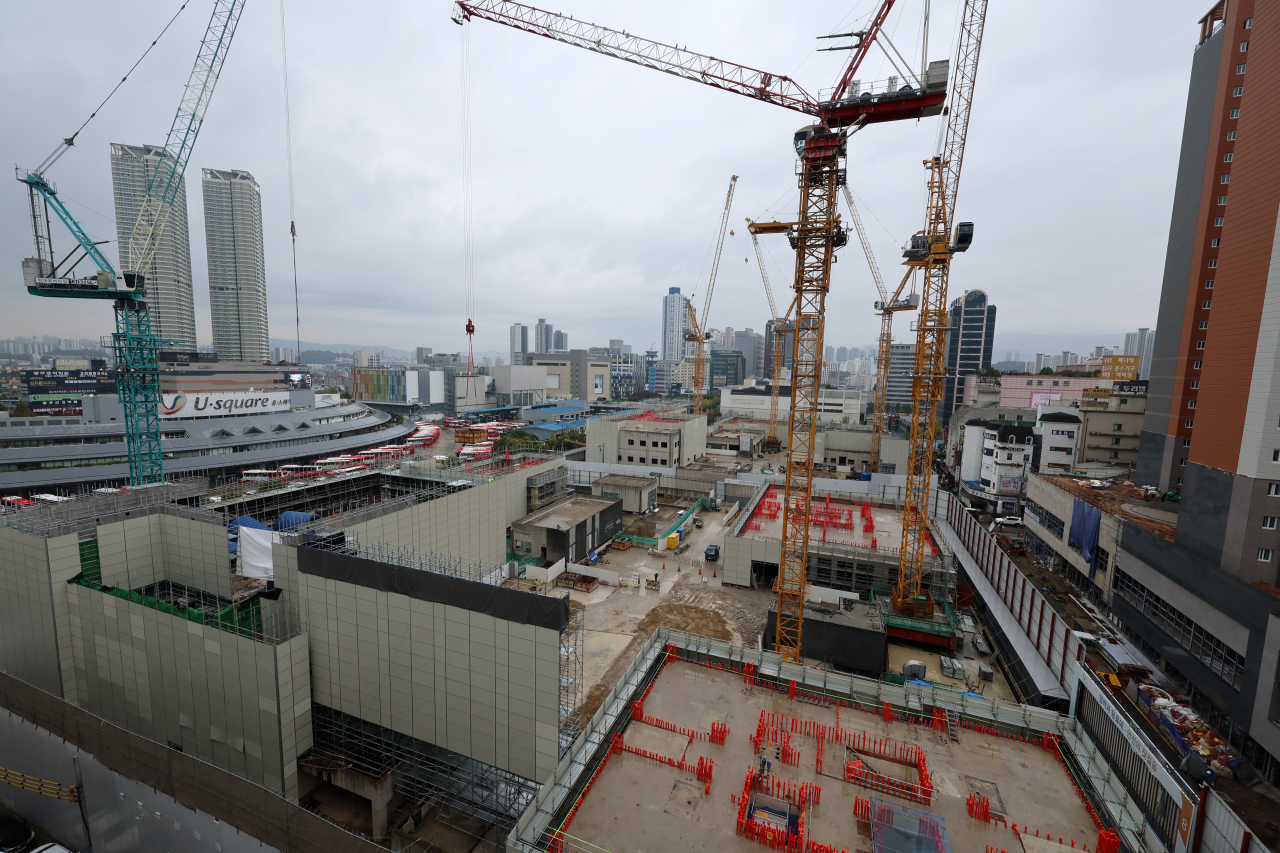 Demolition work is in progress on Monday, at the site of an apartment building that collapsed in the southwestern city of Gwangju in 2022, leaving six workers dead and another injured. (Yonhap)