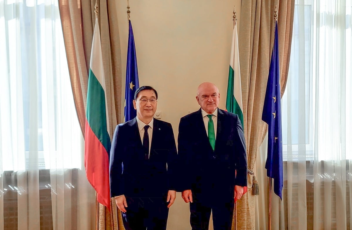 Hyundai E&C President Yoon Young-joon (left) poses for a photo with Bulgarian Prime Minister Dimitar Glavchev during a deal signing event in Bulgaria on Monday. (Hyundai E&C)