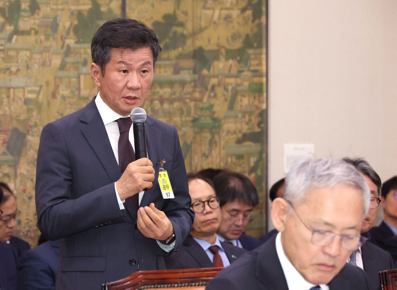 Chung Mong-gyu (left), president of the Korea Football Association, responds to questions from lawmakers during the comprehensive National Assembly audit by the Committee of Culture, Sports and Tourism held on Oct. 24. (Yonhap)