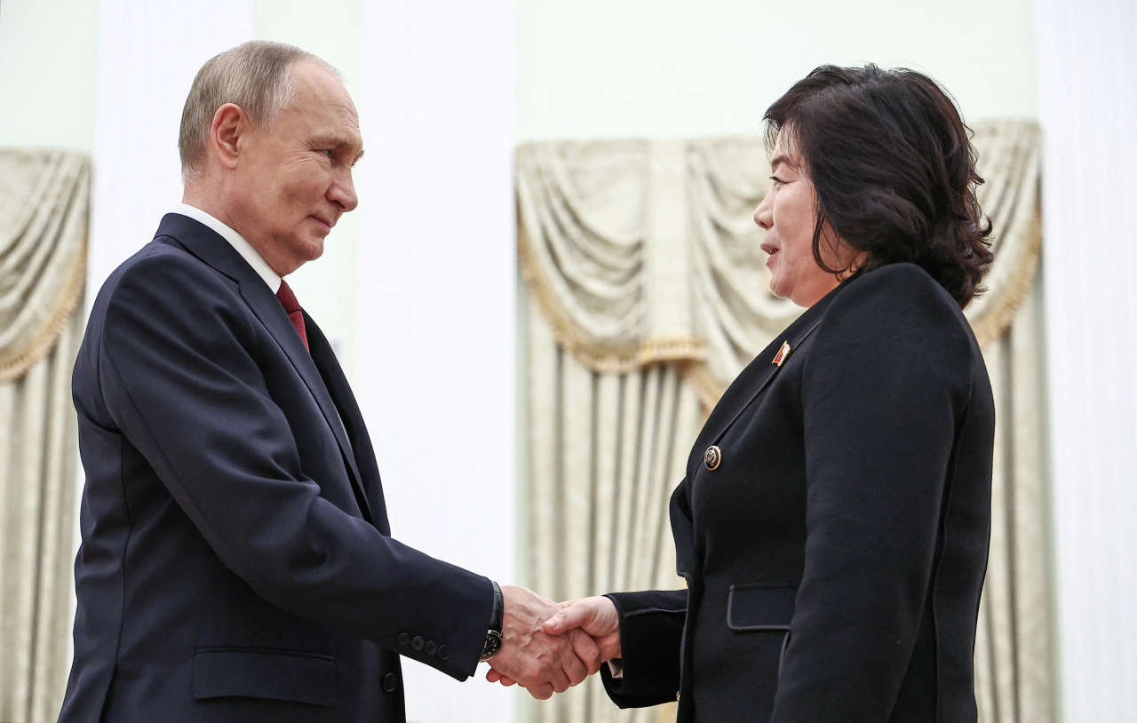 Russian President Vladimir Putin shakes hands with North Korean Foreign Minister Choe Son Hui during a meeting in Moscow, Russia on Nov. 4. (Reuters-Yonhap)