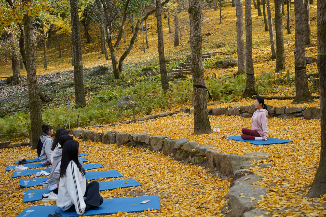 Visitors participate in a meditation session at Everland’s For Rest. (Lee Si-jin/The Korea Herald)