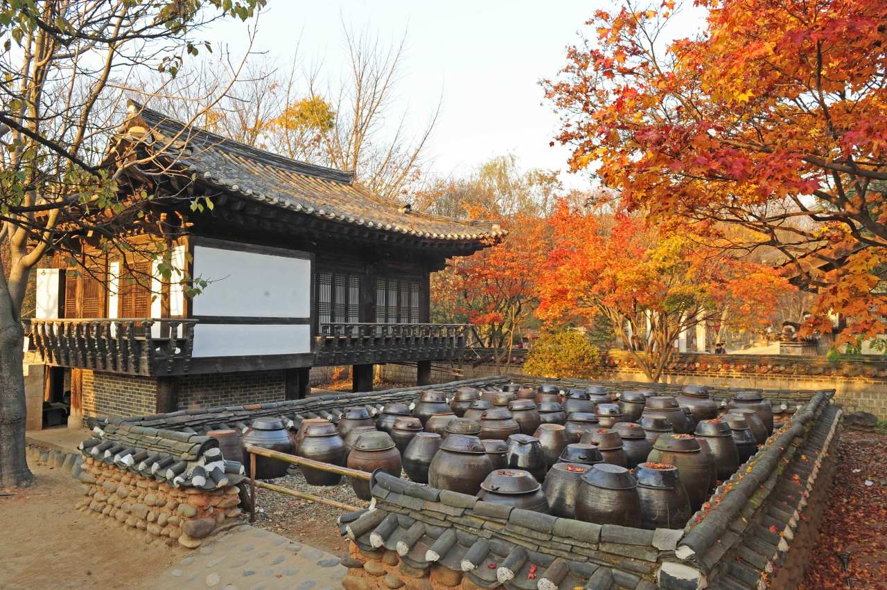 Fall foliage at the Korean Folk Village in Yongin, Gyeonggi Province (Korea Tourism Organization)