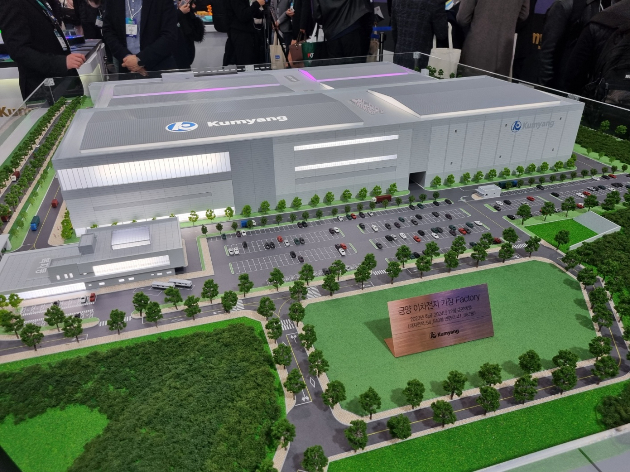 A rendering of Kumyang's battery plant in Busan is on display at InterBattery 2024 at Coex in southern Seoul, March 6. (Kan Hyeong-woo/The Korea Herald)