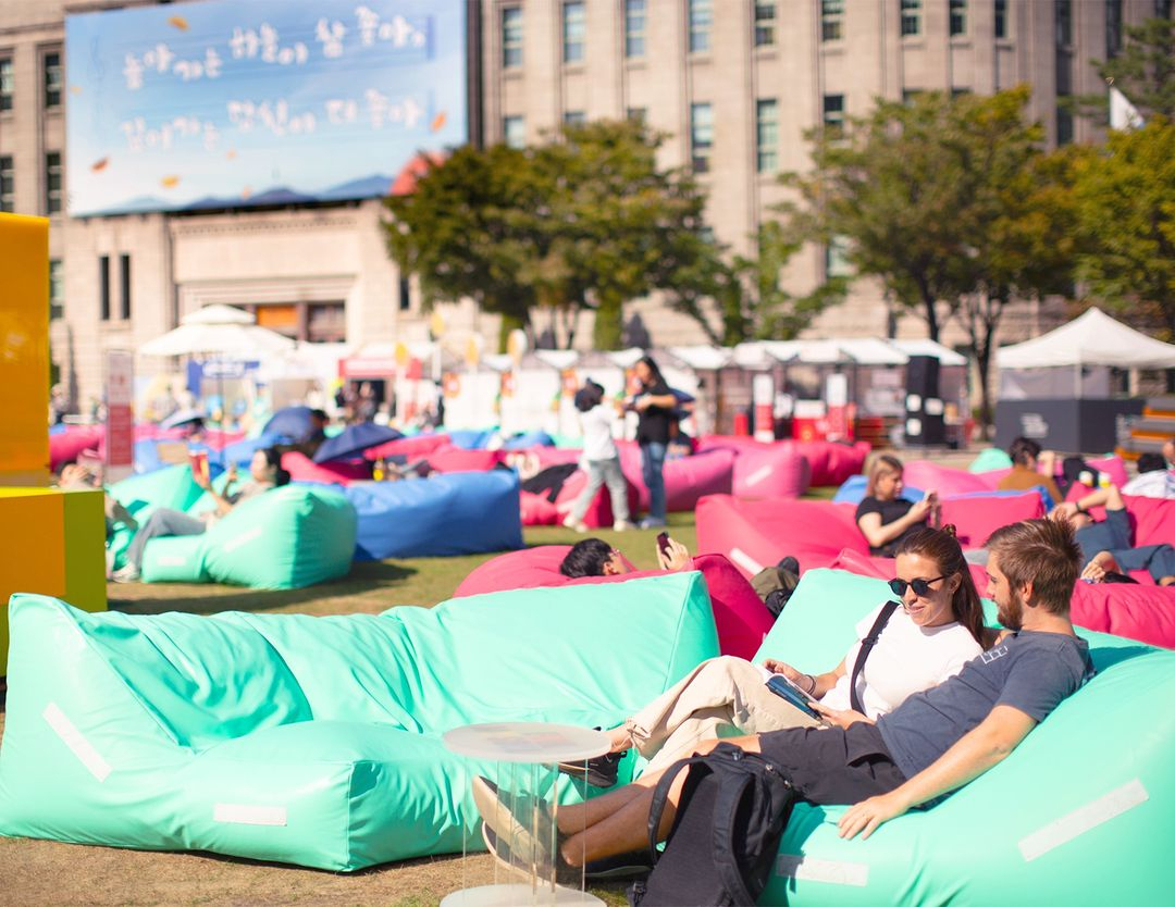 People read books at an outdoor library at the Seoul Plaza. (Seoul Metropolitan Library)