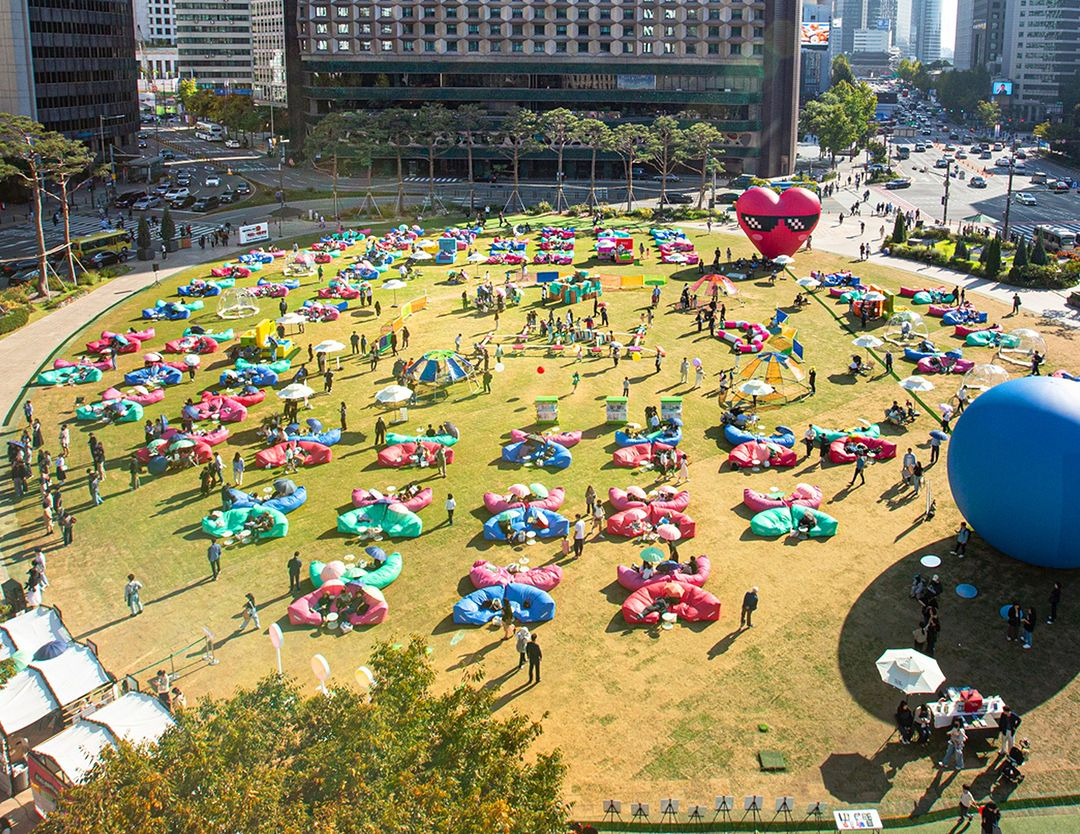 A view of the Seoul Outdoor Library at Seoul Plaza (Seoul Metropolitan Library)