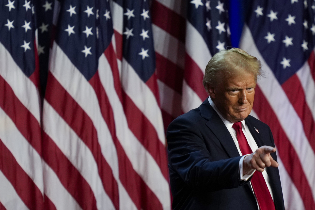 Republican presidential nominee former President Donald Trump points to the crowd at an election night watch party, Wednesday in West Palm Beach, Florida. (AP-Yonhap)