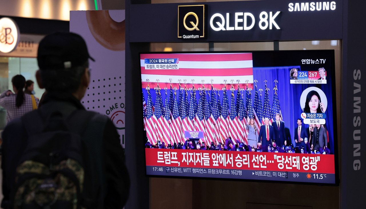 People watch a live broadcast of the US presidential election at Seoul Station in central Seoul on Wednesday. (Yonhap)