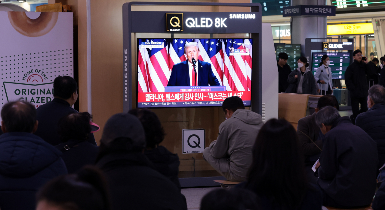 People watch a live broadcast of the US presidential election at Seoul Station in central Seoul on Wednesday. (Yonhap)