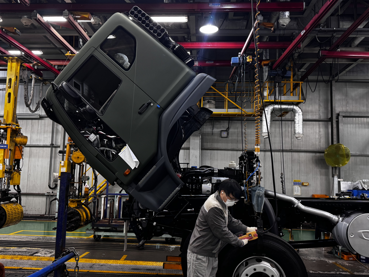 A technician at Tata Daewoo’s Gunsan plant inspects a truck wheel as part of the hands-on assembly process that defines the factory’s operations. (Tata Daewoo Mobility)